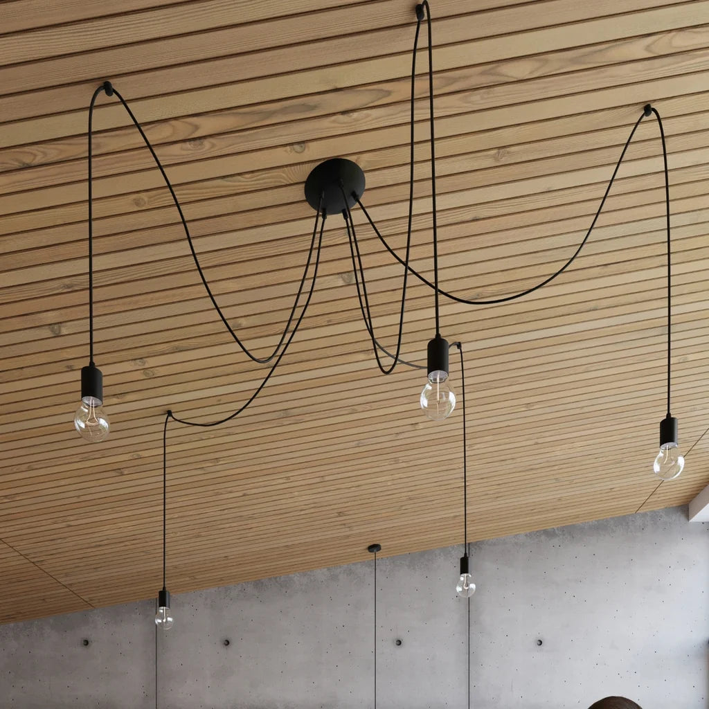 Suspension araignée câbles textile noirs dans un salon