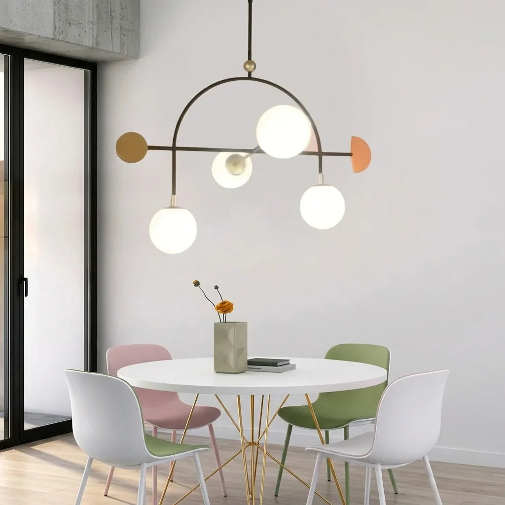 Suspension arc art déco au-dessus d’une table ronde blanche