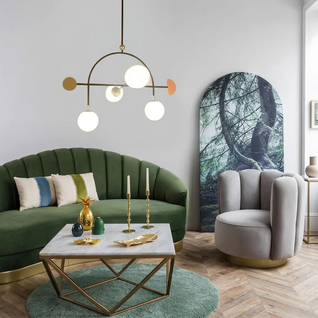 Suspension art déco dans un salon au canapé en velours vert