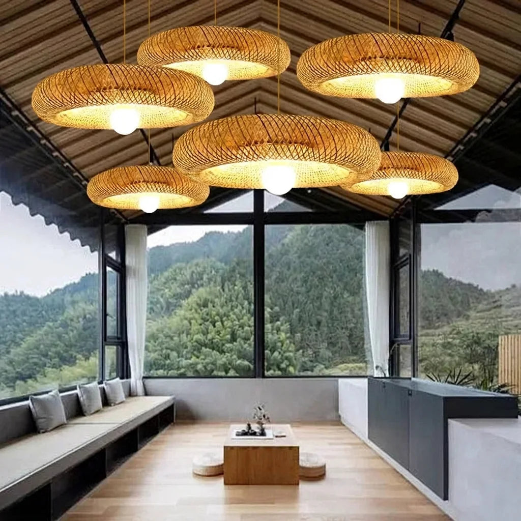 Suspensions anneau en bambou dans un pavillon avec vue sur la montagne