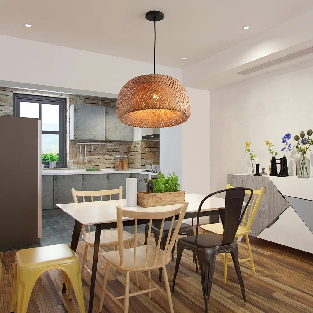 Suspension dôme en bambou au-dessus d’une table à manger