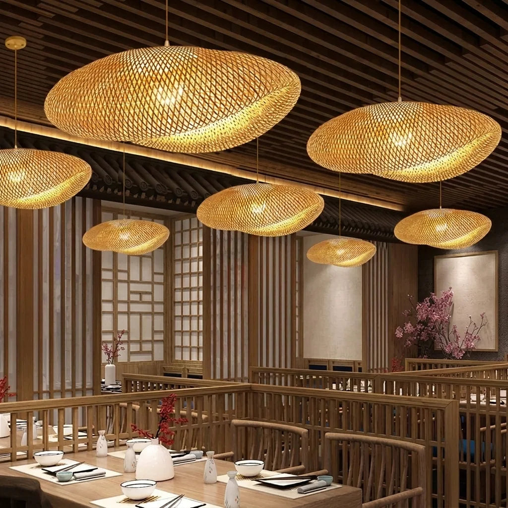 Suspensions en bambou dans un restaurant aux boiseries