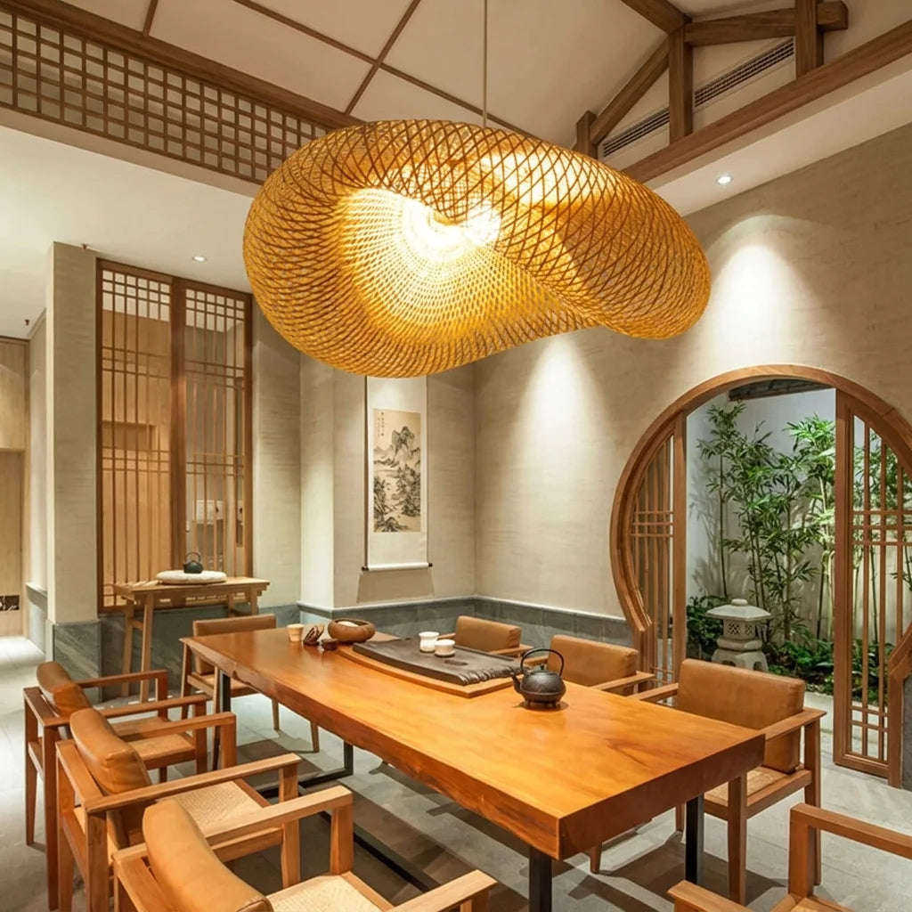 Suspension en bambou torsadée dans un salon de thé asiatique