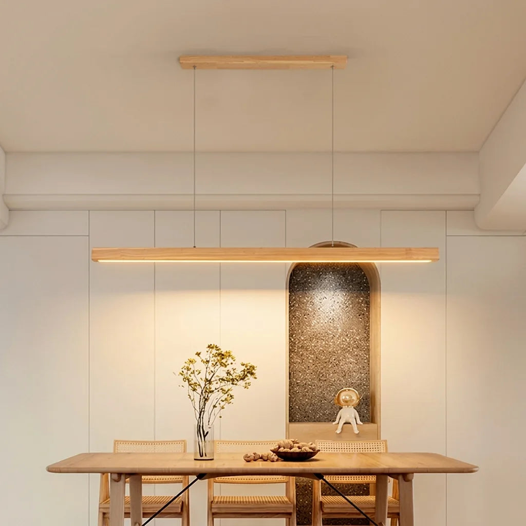 Suspension barre en bois naturel devant une niche arrondie