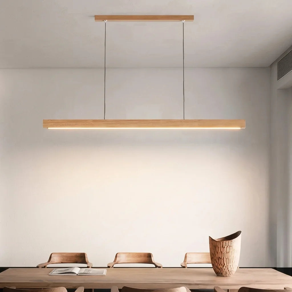 Barre LED en bois naturel dans une salle à manger minimaliste