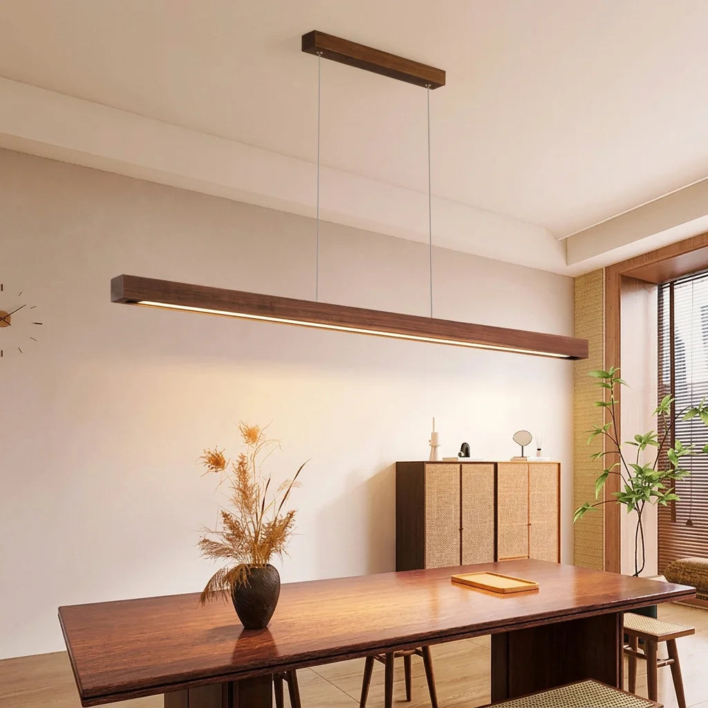 Barre LED en noyer au-dessus d’une longue table à manger