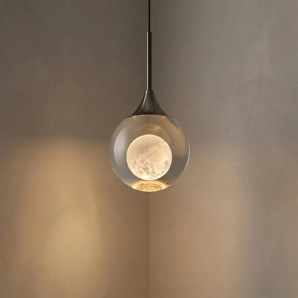 Globe lune lumineux devant un mur aux tons chauds