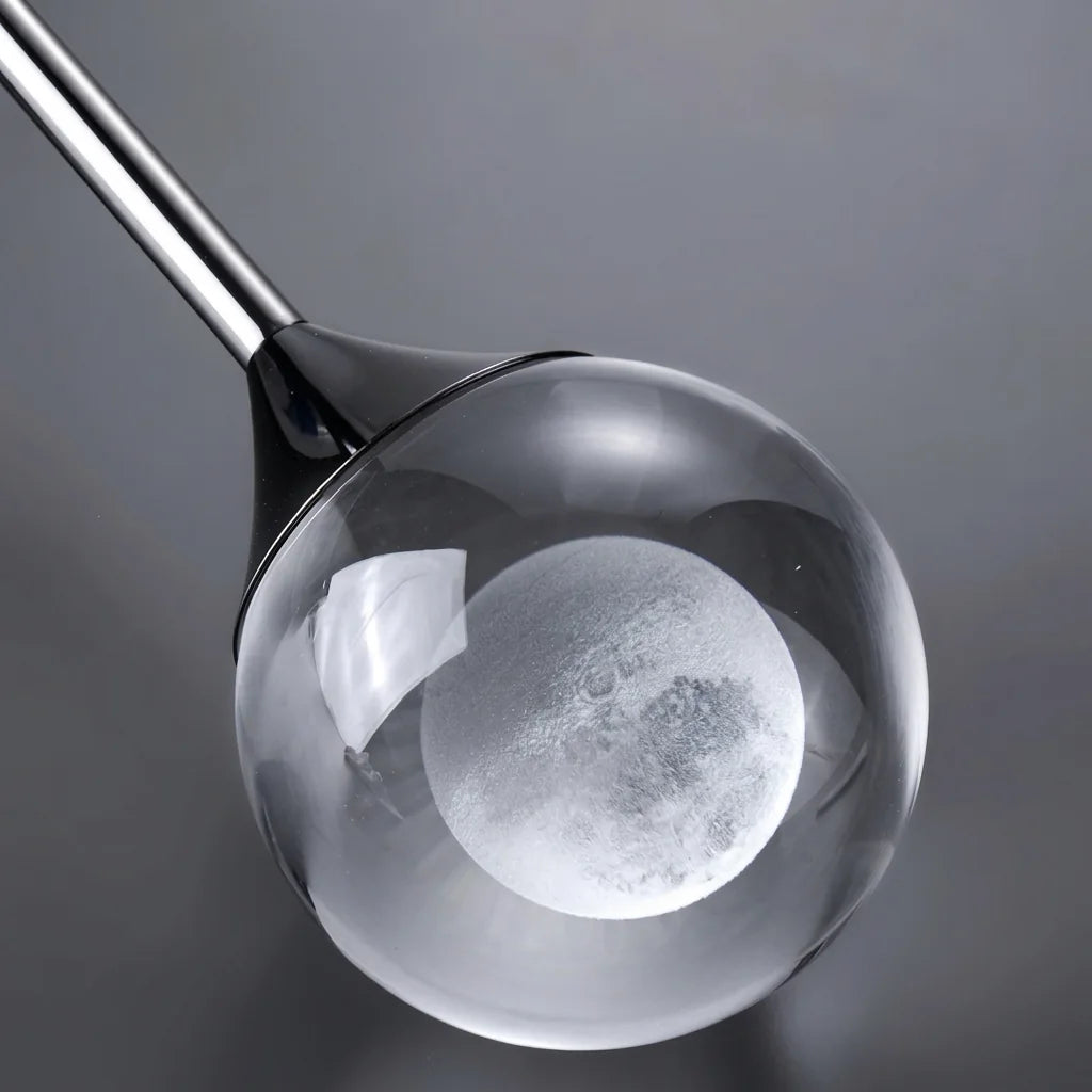Gros plan du globe acrylique et du cœur à motif lune