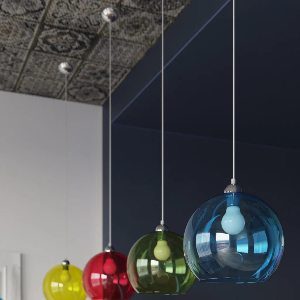 Suspension boule en verre teinté ø 30 cm dans une salle à manger