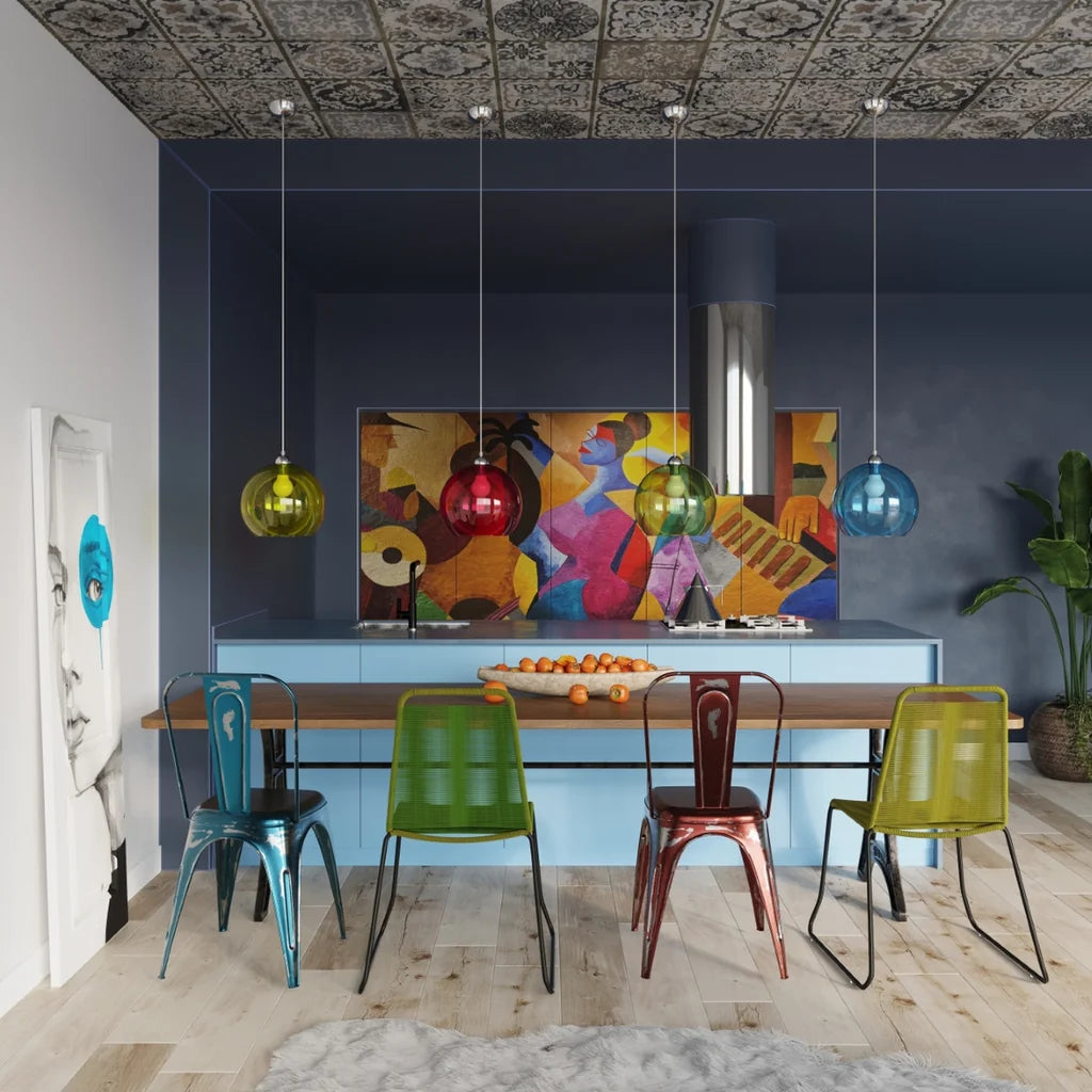Suspension boule en verre teinté ø 30 cm dans une salle à manger