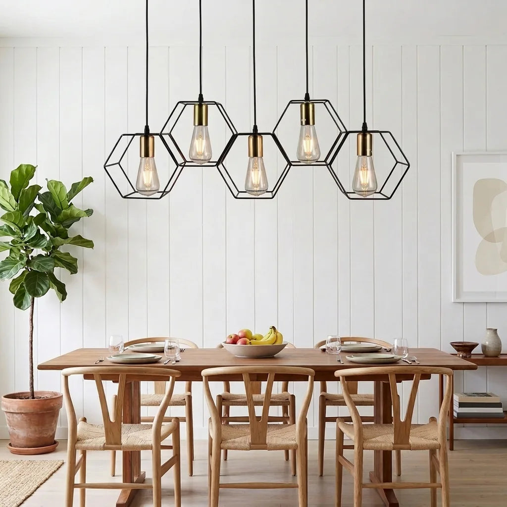Suspension à cinq cages hexagonales au-dessus d’une table en bois