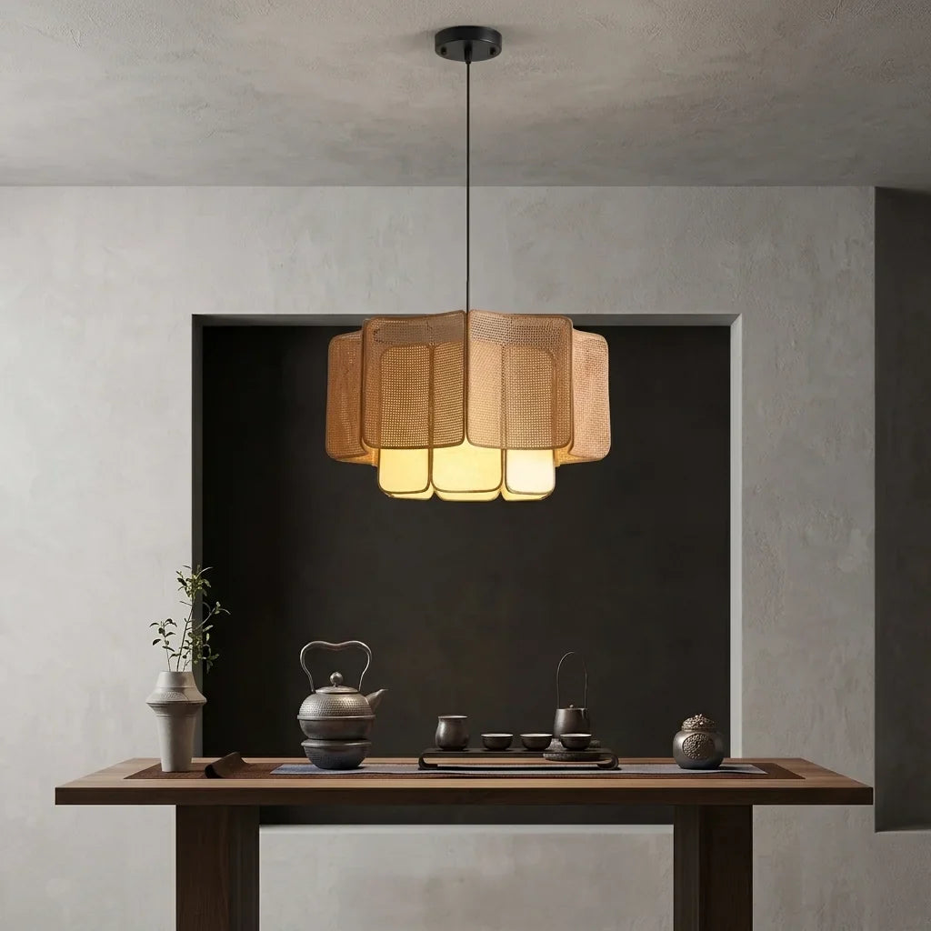 Suspension en cannage au-dessus d’une table à thé