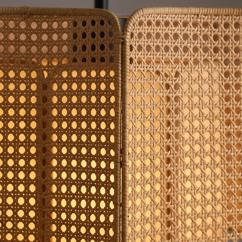 Motif du cannage traversé par une lumière chaude