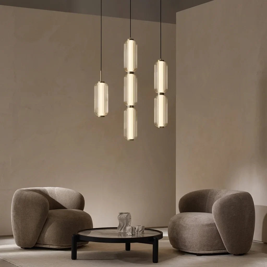 Suspensions capsules dans un salon aux tons chauds