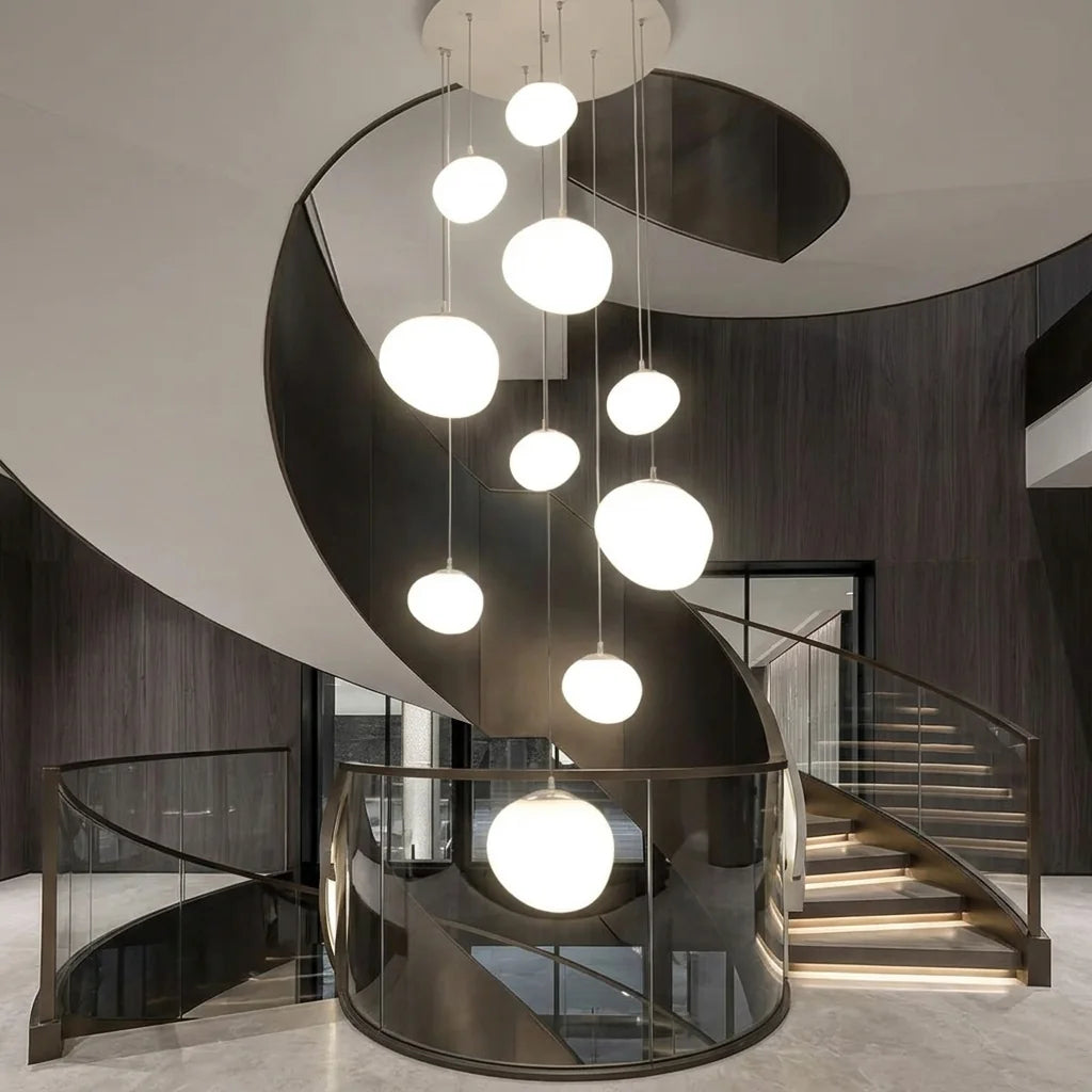 Cascade de globes au centre d’un escalier en colimaçon sombre