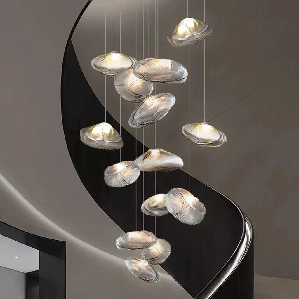 Globes en verre suspendus dans la trémie d’un escalier en colimaçon