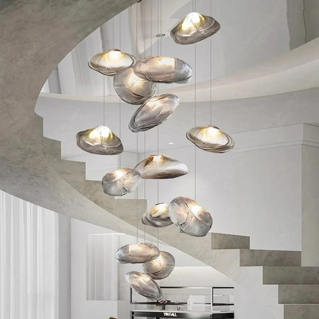 Suspension cascade multi-globes dans un escalier courbe