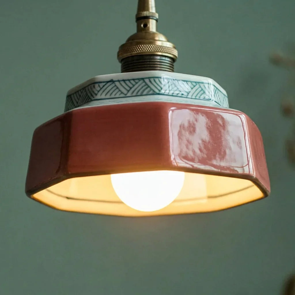 Abat-jour en céramique émaillée brillante vu de près