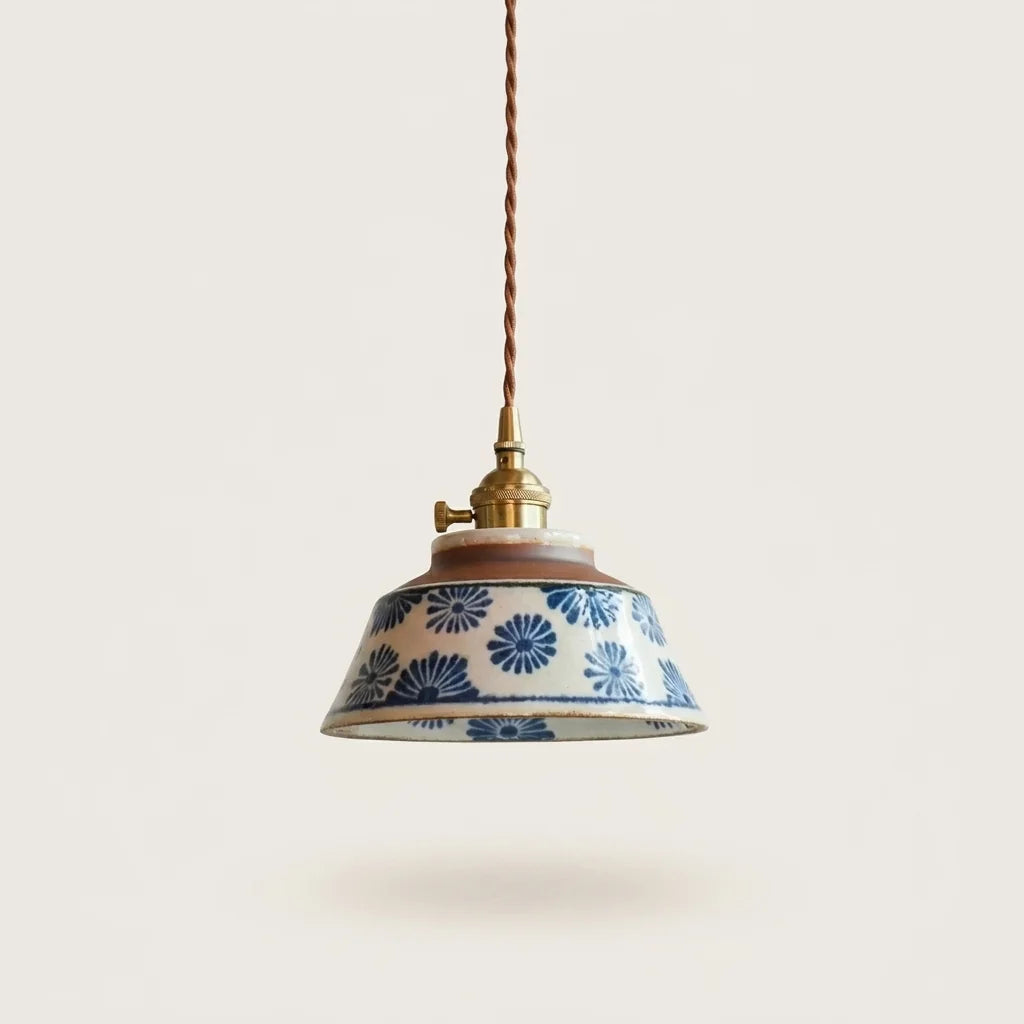 Suspension cône en céramique peinte de fleurs bleues