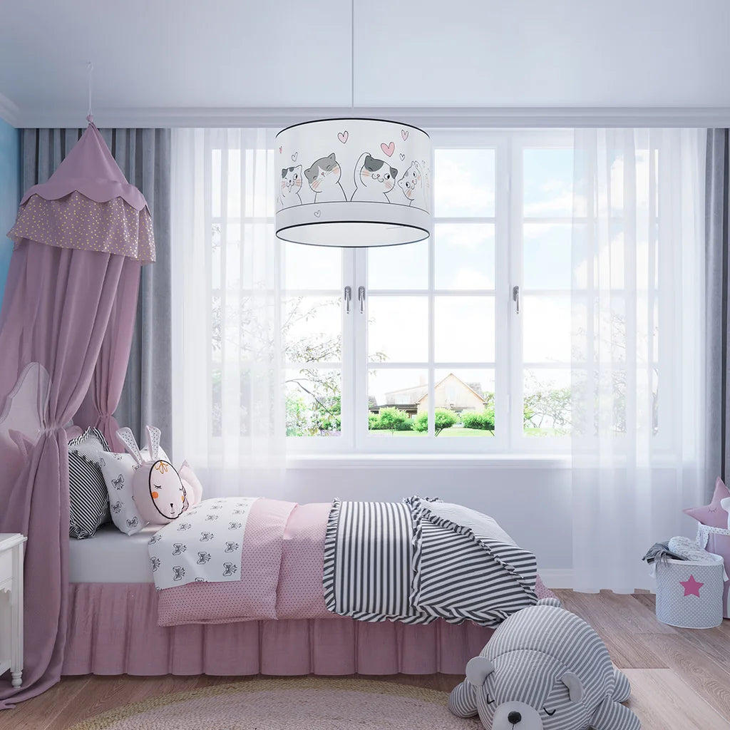 Suspension chambre d’enfant motif chatons dans une chambre d’enfant