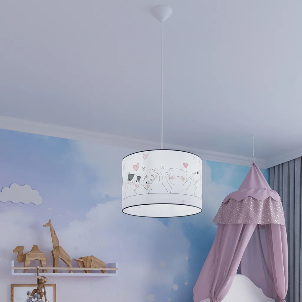 Suspension chambre d’enfant motif chatons dans une chambre d’enfant