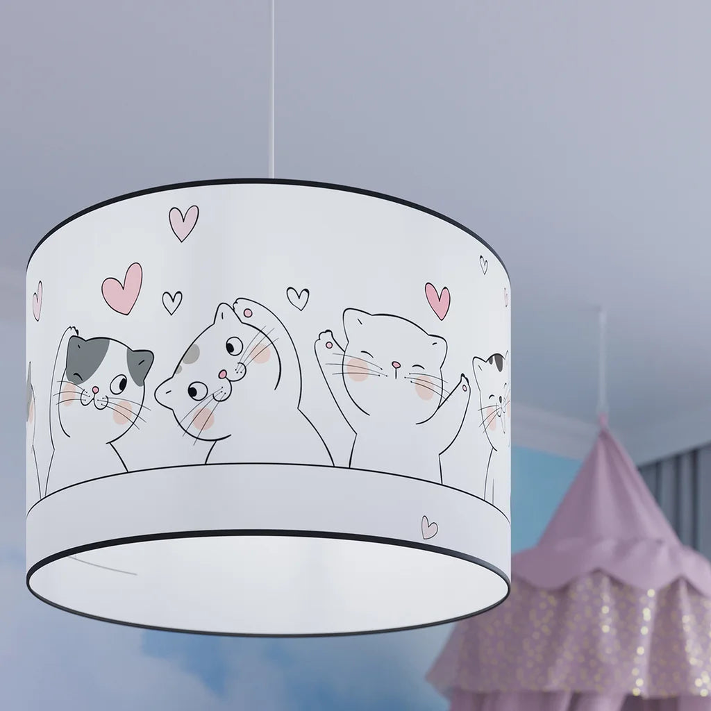 Suspension chambre d’enfant motif chatons dans une chambre d’enfant