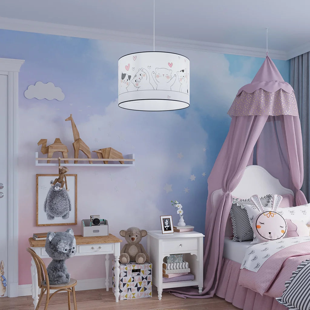 Suspension chambre d’enfant motif chatons dans une chambre d’enfant