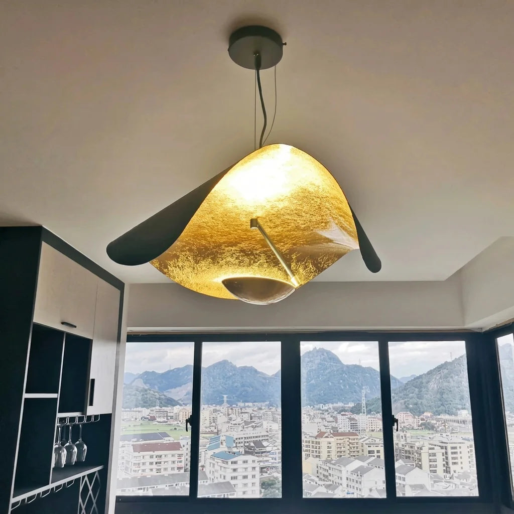 Intérieur feuille d’or éclairé vu d’en dessous