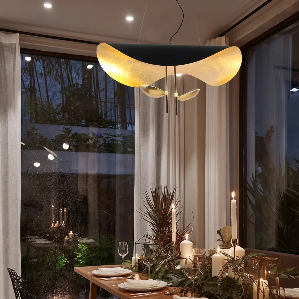 Suspension chapeau dans une salle à manger éclairée à la bougie