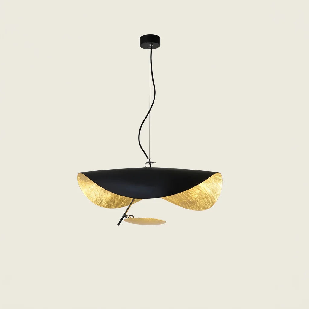 Suspension chapeau noire à intérieur feuille d’or, allumée