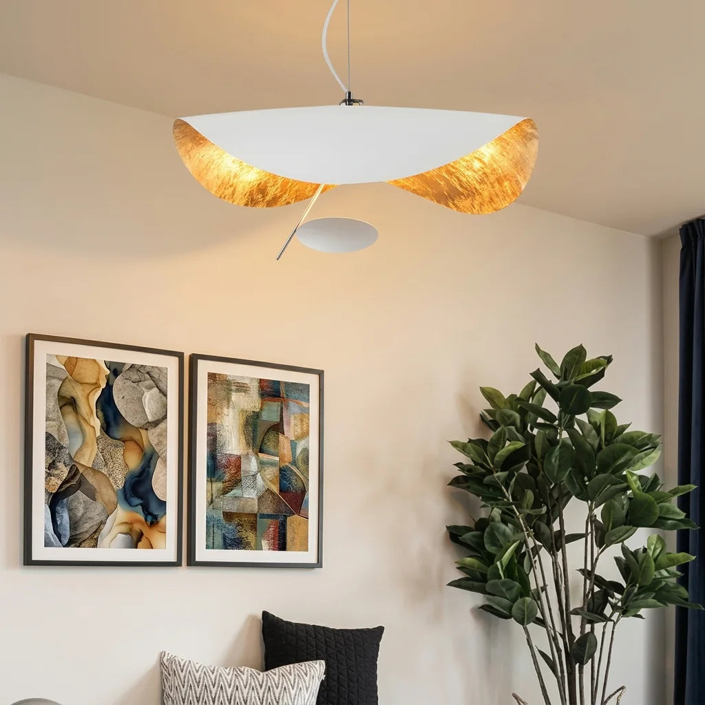 Plafonnier chapeau blanc dans un salon lumineux