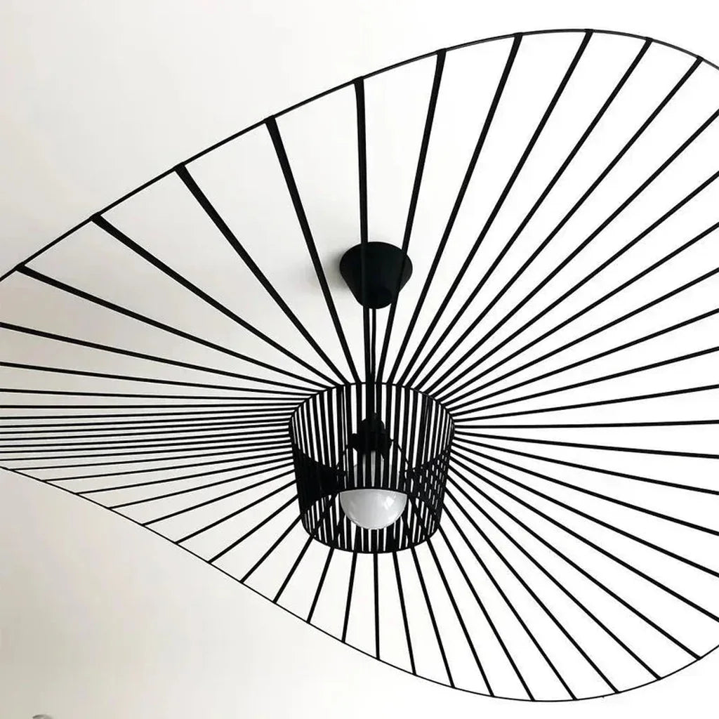 Structure rayonnante de la suspension chapeau vue de près