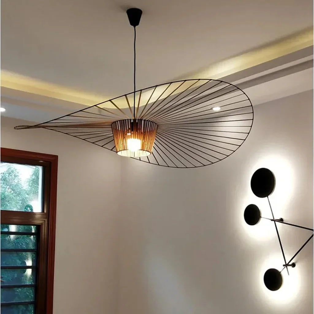 Grande suspension chapeau dans un espace moderne