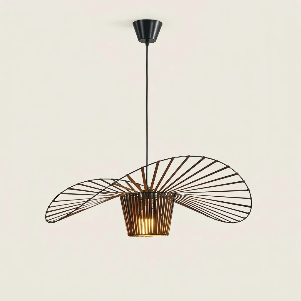 Suspension chapeau géant à lamelles marron, lumière chaude