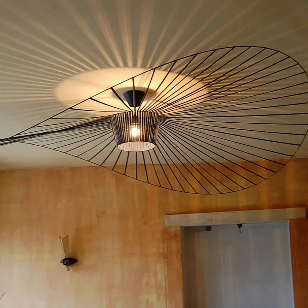 Ombres rayonnantes de la suspension chapeau au plafond