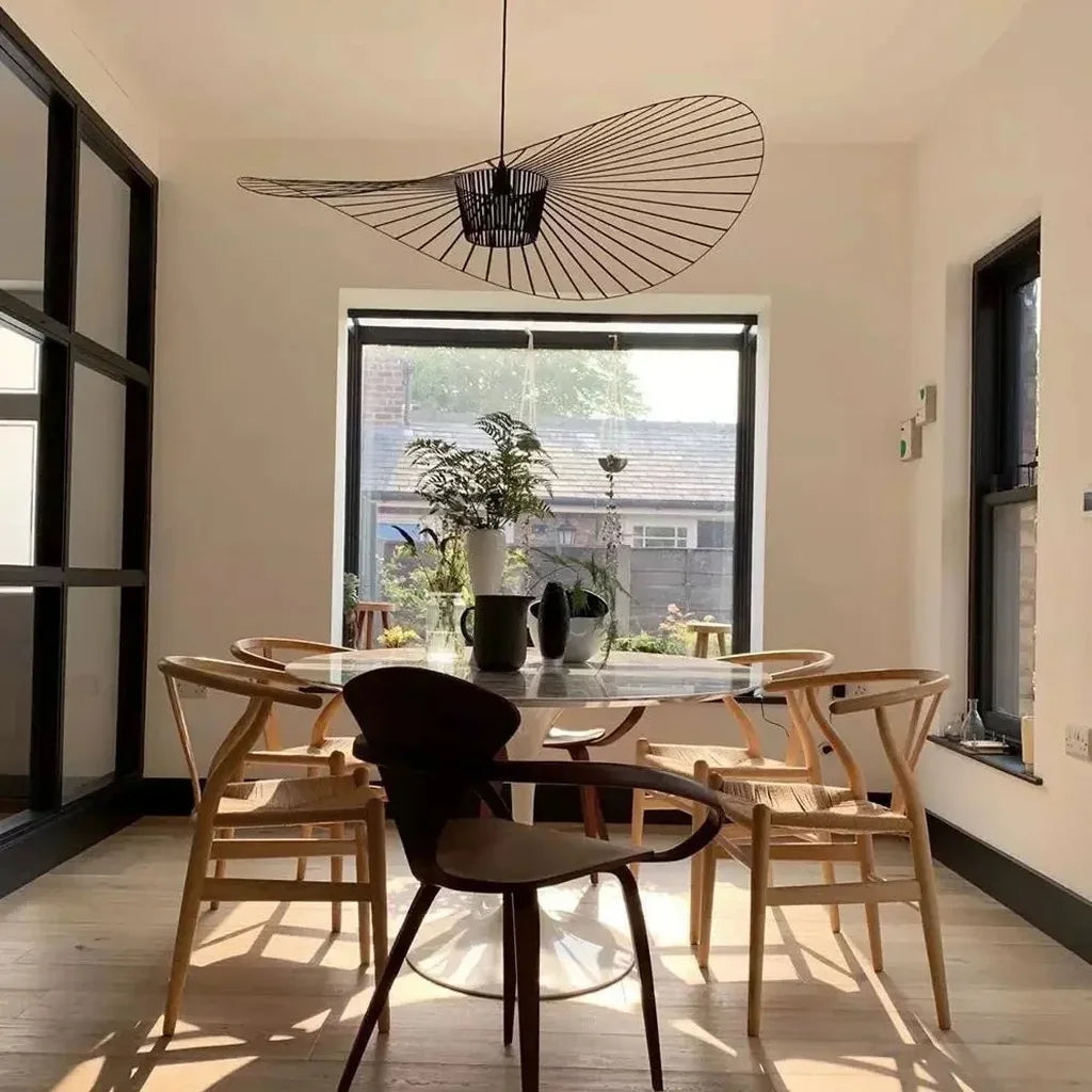 Suspension chapeau au-dessus d’une table à manger