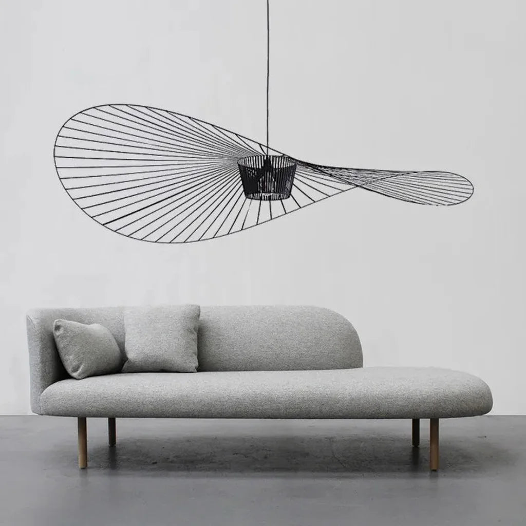 Suspension chapeau noire dans un salon minimaliste