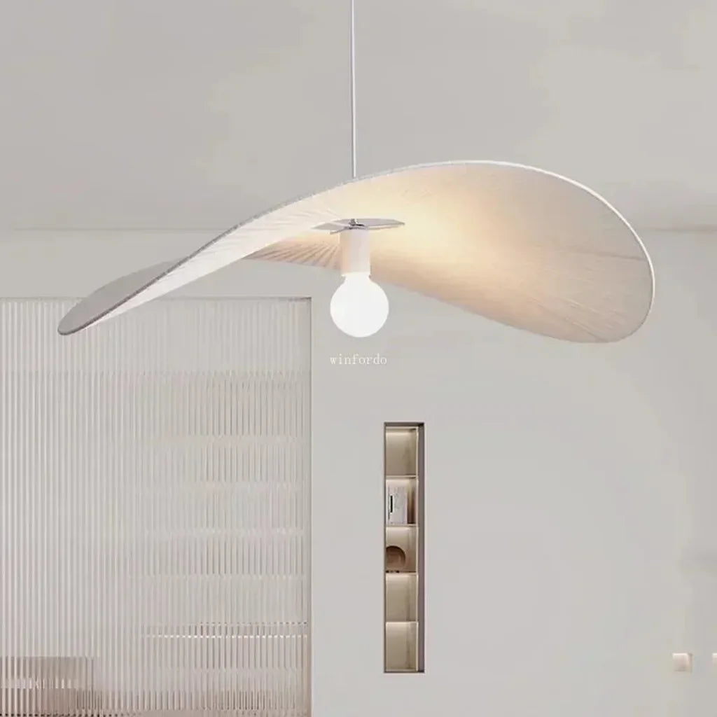 Suspension chapeau blanche dans un intérieur minimaliste