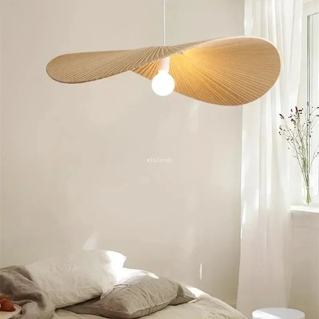 Suspension chapeau en tissu dans une chambre