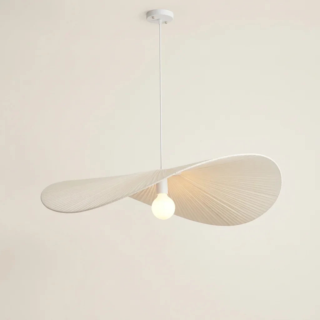 Suspension chapeau en tissu plissé blanc
