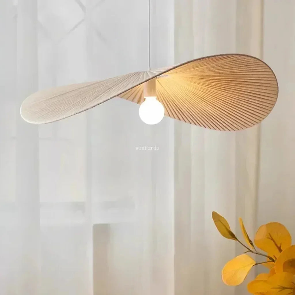 Suspension chapeau en tissu devant un voilage
