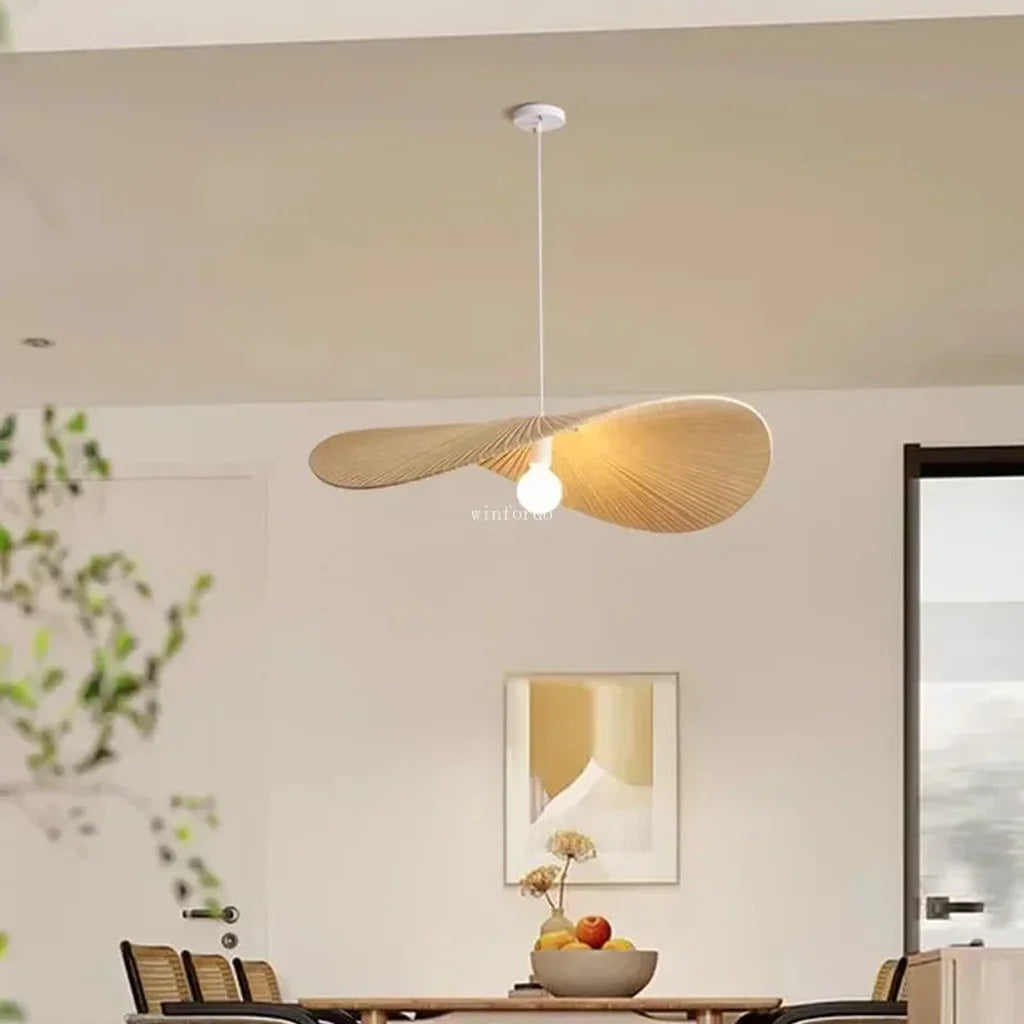 Suspension chapeau au-dessus d’une table à manger