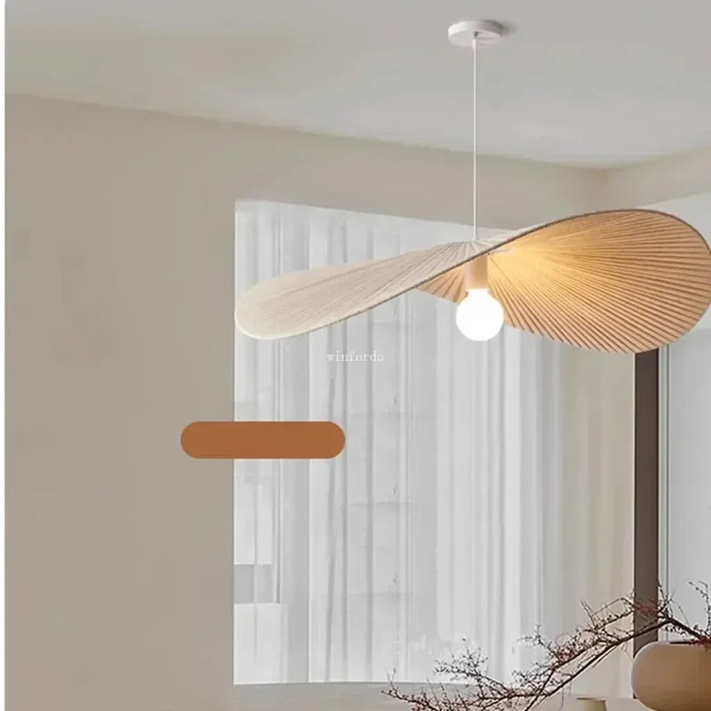 Suspension chapeau en tissu dans un salon lumineux