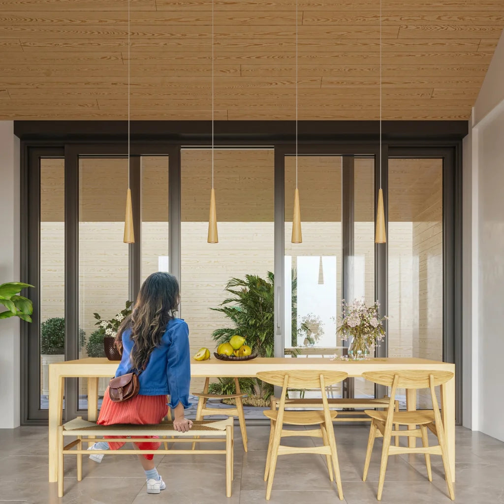 Suspension cône effilé en bois naturel dans une salle à manger