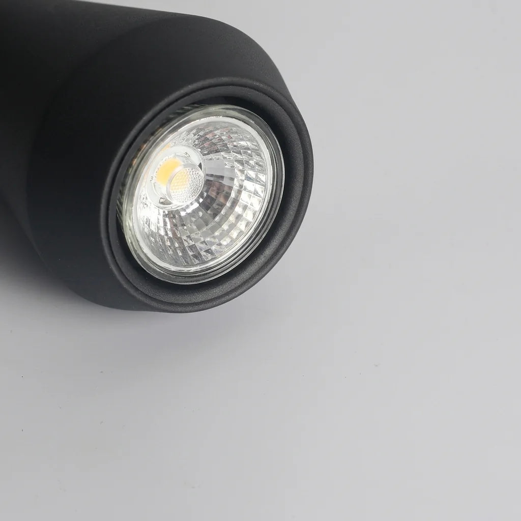 Ampoule GU10 et corps noir de la suspension vus de près