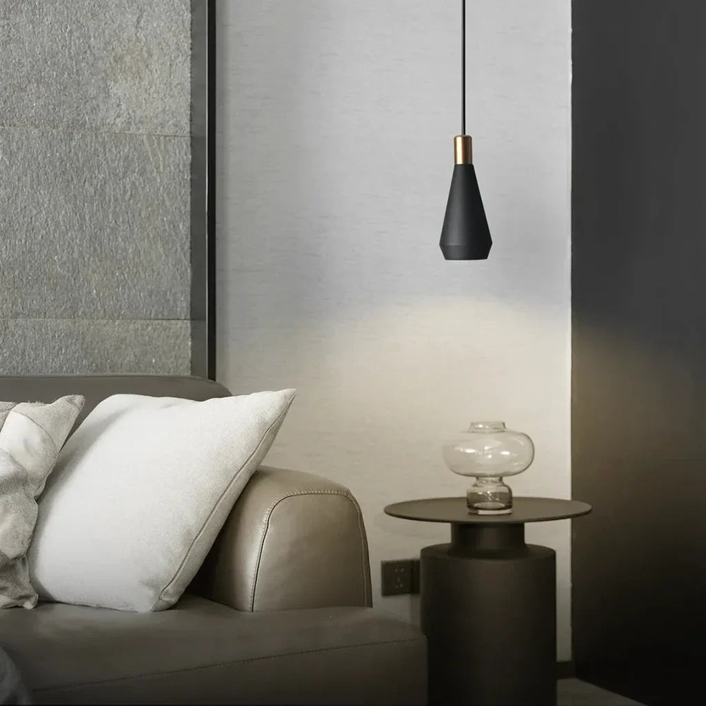 Suspension cône noire au-dessus d’une table d’appoint