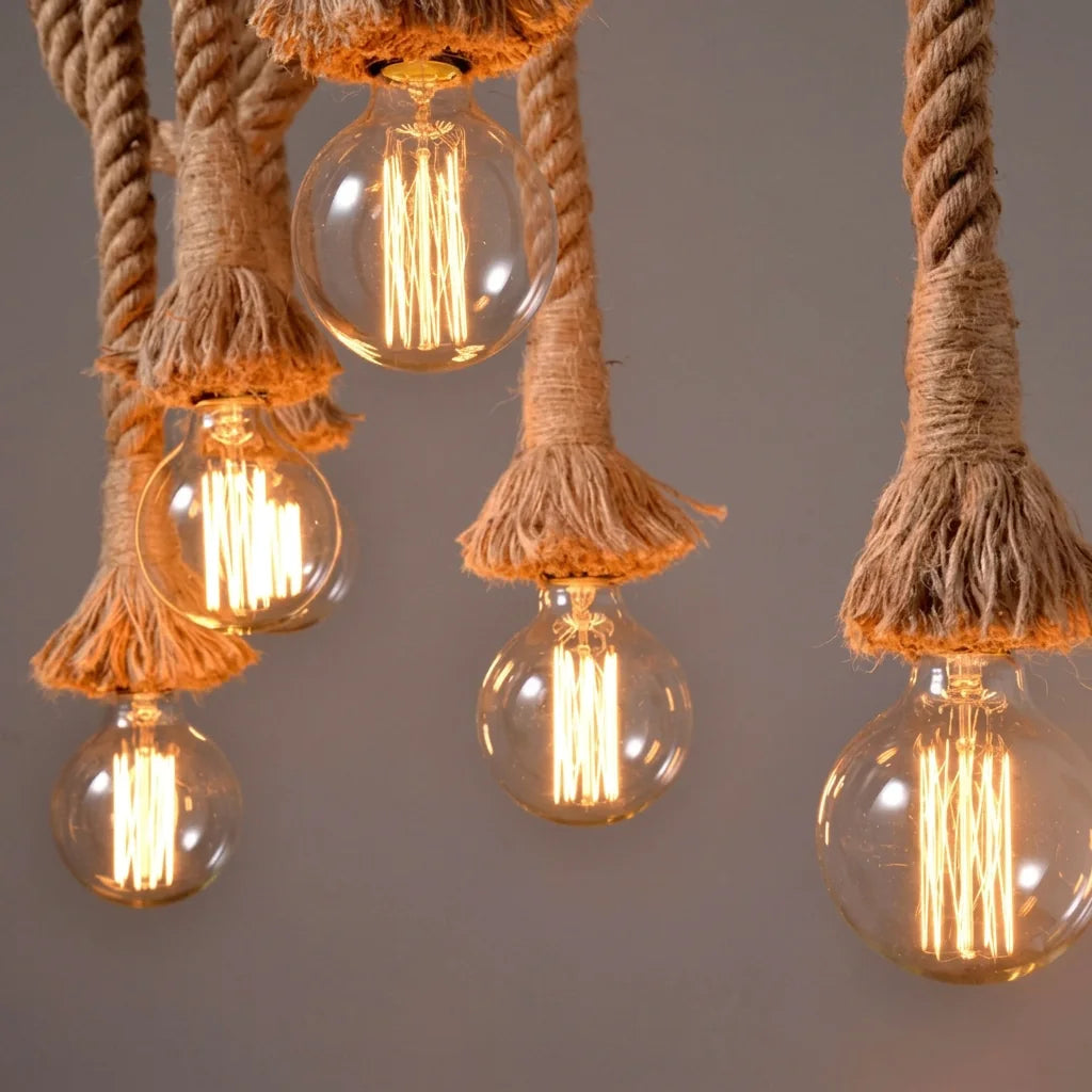 Extrémité frangée de la corde et ampoules Edison en gros plan