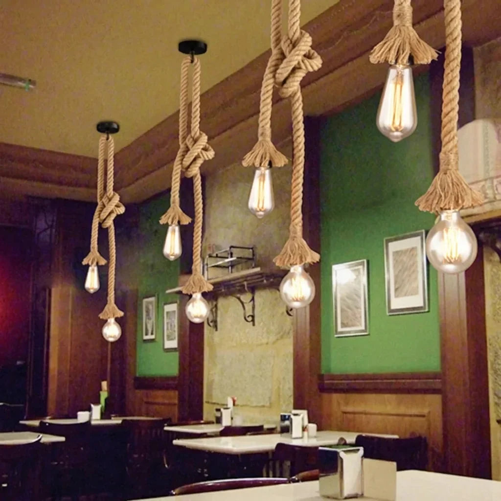 Suspensions en corde de chanvre dans un restaurant vintage