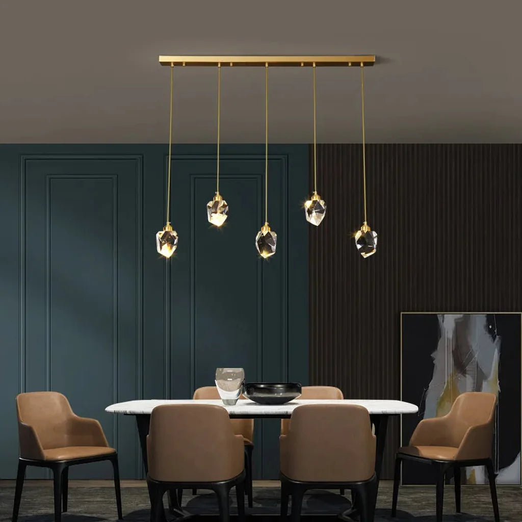 Suspension 5 cristaux au-dessus d’une table à manger