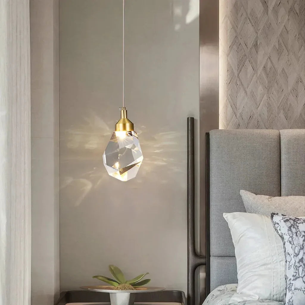 Suspension cristal une tête près d’une table de chevet